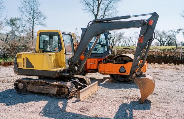 A 3-5 ton mini excavator